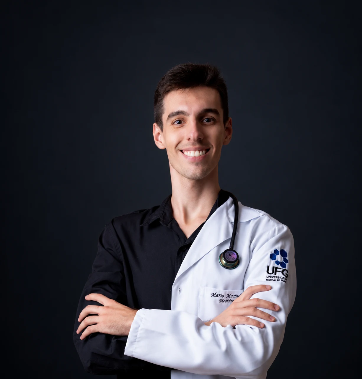 Mário Machado, fundador do Matemática no 2x, com jaleco da UFG e estetoscópio